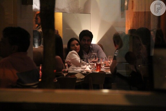 Mariana Rios vai a restaurante do Leblon, no Rio, com o namorado, Patrick Bulus