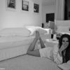 Para divulgar a sua página oficial no Facebook, Deborah Secco posa para fotos sensuais em sua própria residência