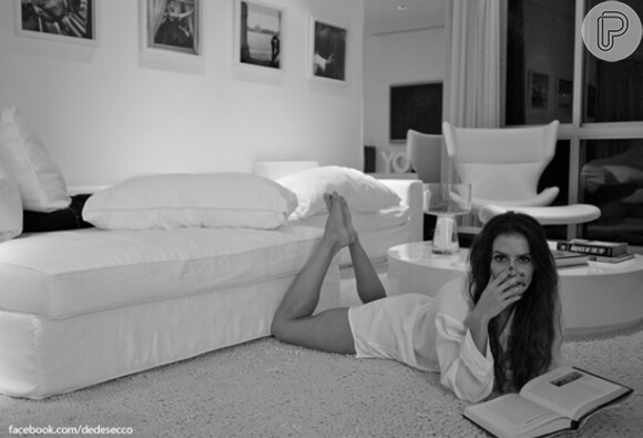 Para divulgar a sua página oficial no Facebook, Deborah Secco posa para fotos sensuais em sua própria residência