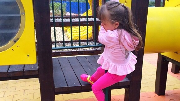 Ticiane Pinheiro publica foto da filha, Rafaella Justus, brincando em parquinho