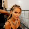 Yasmin Brunet desfilou pela Ausländer no Fashion Rio. Na imagem, a modelo aparece no backstage da marca se preparando para entrar na passarela