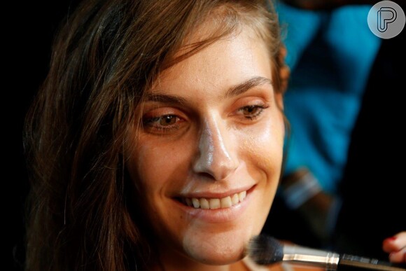 Carol Francischini foi fotografada no backstage da Ausländer antes de entrar na passarela do Fashion Rio