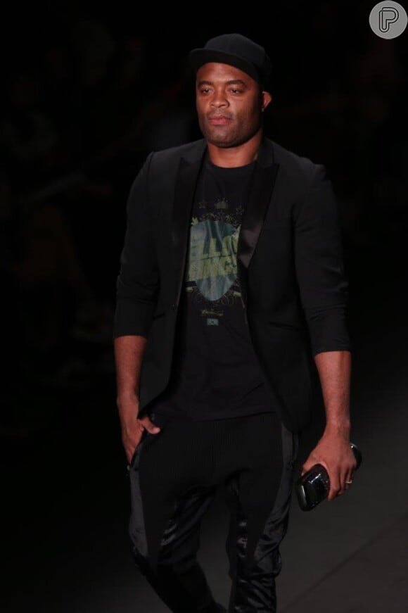 Anderson Silva é um dos destaques do desfile da Ausländer no Fashion Rio