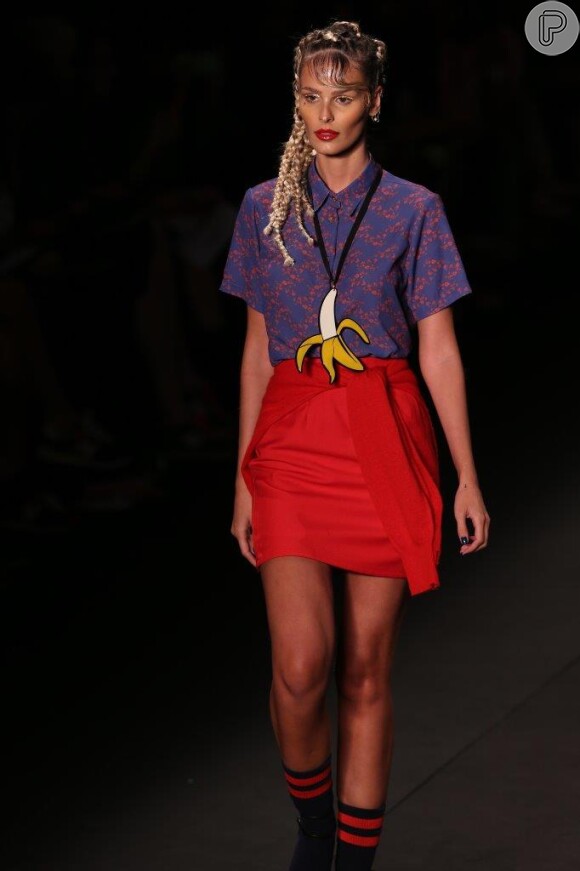 Yasmin Brunet desfila pela Ausländer, no Fashion Rio, com um colar de banana