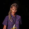 Yasmin Brunet desfila pela Ausländer no Fashion Rio com look comportado