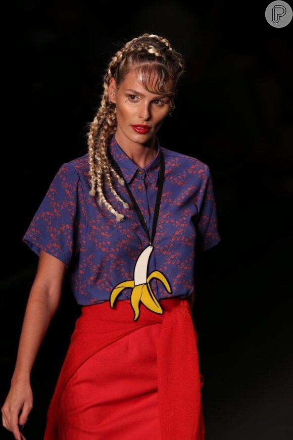 Yasmin Brunet desfila pela Ausländer no Fashion Rio com look comportado