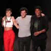 Thaila Ayala desfila com a barriga de fora no Fashion Rio