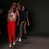 Thaila Ayala desfila com a barriga de fora no Fashion Rio