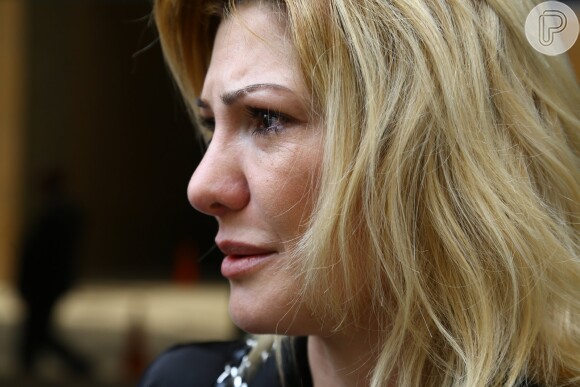 Emocionada com a decisão, Antonia Fontenelle chorou na entrada do tribunal