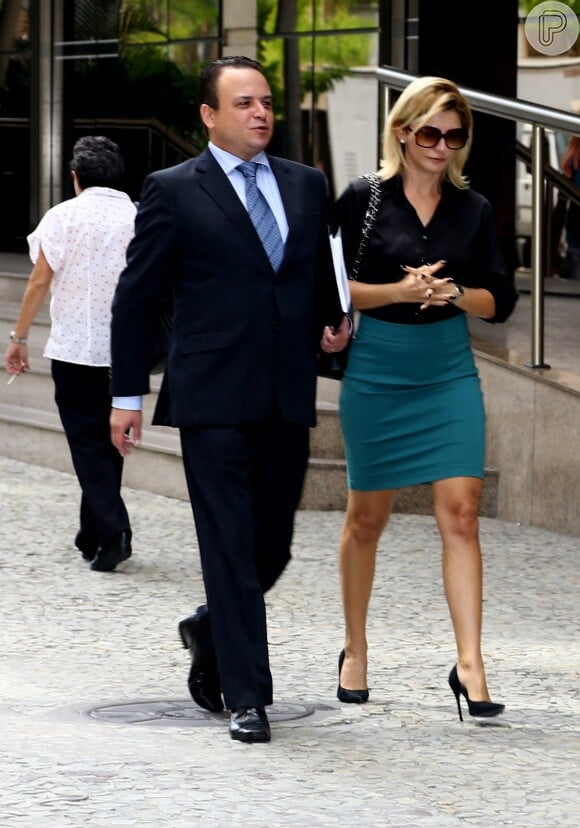 Antonia Fontenelle deixa o Tribunal de Justiça do Rio de Janeiro com seu advogado