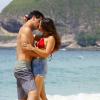 Morena (Nanda Costa) e Théo (Rodrigo Lombardi) aproveitam folga na praia, matando a saudade, em 'Salve Jorge', em 25 de janeiro de 2013