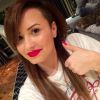 Demi Lovato fica morena e permanece com o side cut, em 10 de abril de 2014