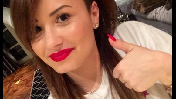 Demi Lovato muda de visual mais uma vez e exibe madeixas escuras