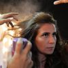 Giovanna Antonelli retoca a maquiagem para desfilar pela TNG no Fashion Rio