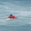 Humberto Martins aproveita sol para surfar na praia da Macumba, na Zona Norte do Rio de Janeiro