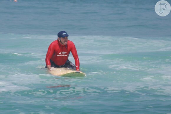 Humberto Martins espera onda para surfar na praia da Macumba, na Zona Norte do Rio de Janeiro