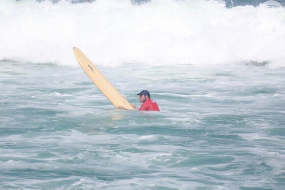 Humberto Martins aproveita praia para surfar no Rio; ator vai completar 53 anos nesta segunda-feira, 14 de abril de 2014