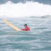Humberto Martins vai à Praia da Macumba no Rio de Janeiro, para surfar