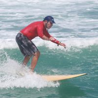 Humberto Martins, de 'Em Família', surfa na Praia da Macumba, no Rio