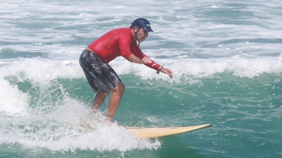 Humberto Martins, de 'Em Família', surfa na Praia da Macumba, no Rio
