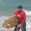 Humberto Martins surfa na praia da Macumba, na Zona Norte do Rio de Janeiro