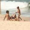 Fernanda Lima e Rodrigo Hilbert se divertiram com os filhos João e Francisco na praia do Leblon, no Rio de Janeiro, em 11 de abril de 2014