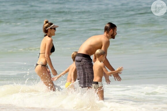 A família se divertiu na tarde desta sexta-feira, 11 de abril de 2014, na praia