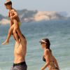 Fernanda Lima e Rodrigo Hilbert se divertiram com os filhos João e Francisco na praia do Leblon, no Rio de Janeiro, em 11 de abril de 2014