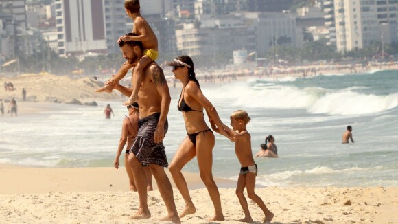 Fernanda Lima e Rodrigo Hilbert brincam com os filhos gêmeos na praia