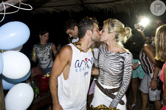 Bruno Gagliasso e Giovanna Ewbank se beijam após o 'Parabéns' do ator no Bar do Cachorro, em Fernando de Noronha