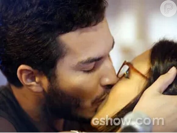 Matias (Begê Muniz) rouba um beijo de Celina (Mariana Rios) após o show no Tapibar, em 'Além do Horizonte'