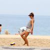 Fernanda Lima joga vôlei com amigo na praia do Leblon e faz graça para o fotógrafo, em 13 de abril de 2014