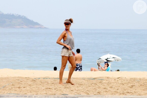 Fernanda Lima joga vôlei com amigo na praia do Leblon, no Rio, e faz graça para o fotógrafo, em 13 de abril de 2014