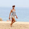 Fernanda Lima 'desfila' para o paparazzo em praia do Rio