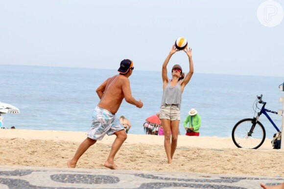 Fernanda Lima joga vôlei com amigo na praia do Leblon, no Rio