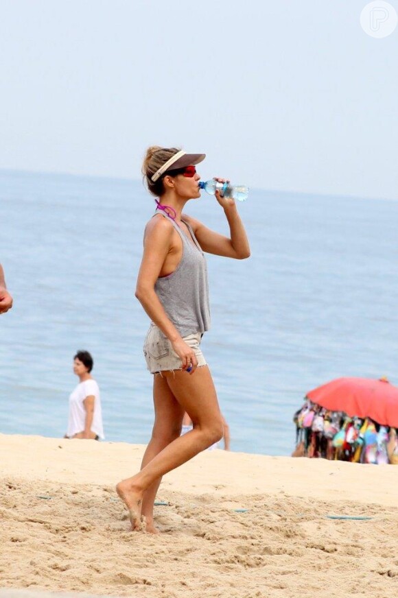 Fernanda Lima bebe água durante partida de vôlei