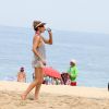 Fernanda Lima joga vôlei com amigo na praia do Leblon e faz graça para o fotógrafo, em 13 de abril de 2014