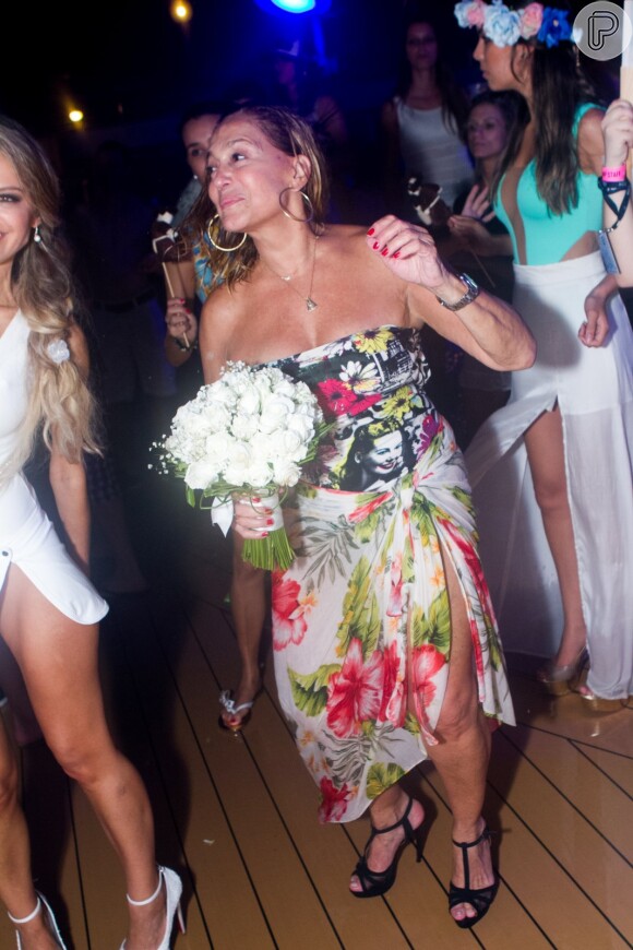 Susana Vieira dança muito na pista para comemorar casamento do filho Rodrigo, em um cruzeiro no Rio