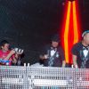 Rodrigo Vieira, filho de Susana Vieira (último à direita), anima a festa como o DJ da noite em evento de música eletrônica a bordo de cruzeiro