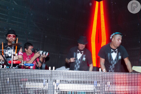 Rodrigo Vieira, filho de Susana Vieira (último à direita), anima a festa como o DJ da noite em evento de música eletrônica a bordo de cruzeiro