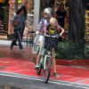 Fernanda Lima leva filho na garupa da bicicleta e faz compras em rua de Ipanema, no Rio