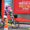 Fernanda Lima leva filho na garupa da bicicleta e faz compras em rua de Ipanema, no Rio