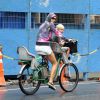 Fernanda Lima leva filho na garupa da bicicleta após compras em Ipanema, no Rio