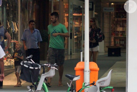 Rodrigo Hilbert faz compras com os filhos e a mulher, Fernanda Lima, no Rio, na tarde desta segunda-feira, 14 de abril de 2014