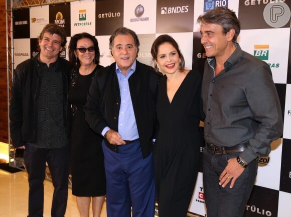 Tony Ramos, Alexandre Borges, Drica Moraes, Clarice Abujamra e o diretor João Jardim posam na pré-estreia
