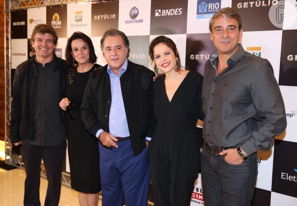 Tony Ramos, Alexandre Borges, Drica Moraes, Clarice Abujamra e o diretor João Jardim posam para os fotógrafos
