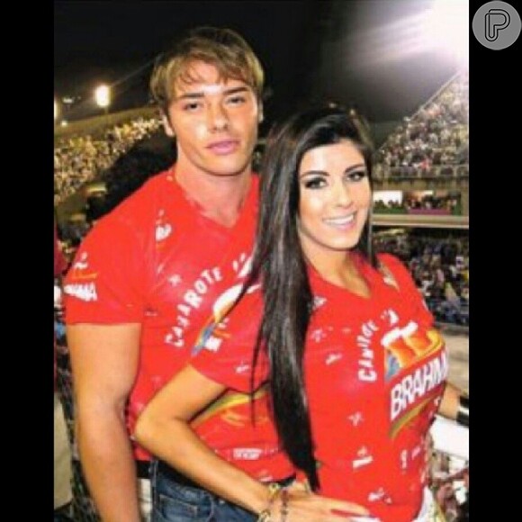 Thor Batista e Paola Leça assumiram o namoro em fevereiro de 2014. O rapaz presenteou a namorada com uma aliança de brilhantes