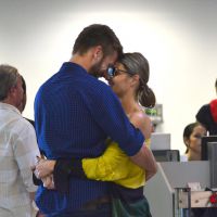 Fernanda Lima e Rodrigo Hilbert trocam carinhos em aeroporto