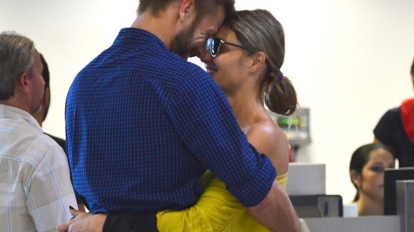 Fernanda Lima e Rodrigo Hilbert trocam carinhos em aeroporto