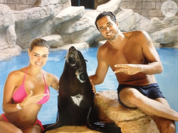 Latino e Rayanne Morais curtem lua de mel em Dubai. A imagem foi divulgada em 15 de abril de 2014